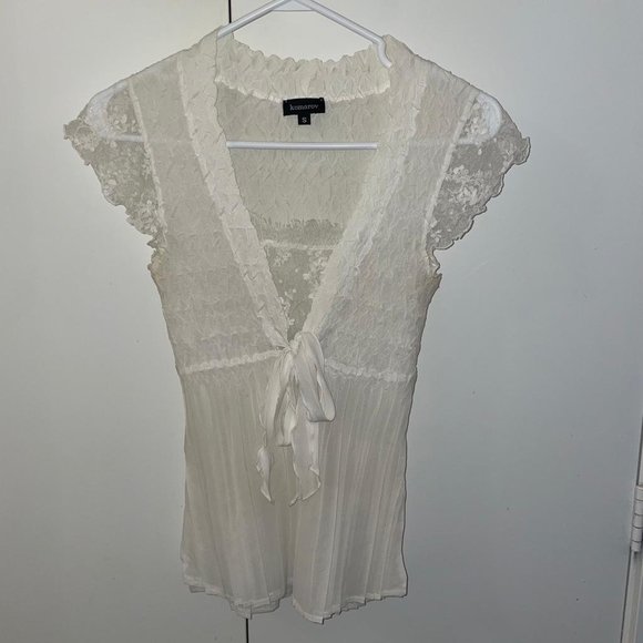 Adorable white small white ruched v neck lace top with eyelet sleeves - Picture 1 of 4